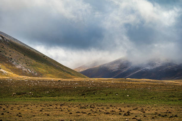 гран-сассо и монти-делла-лага национальный парк - apennines beauty in nature grass plateau стоковые фото и изображения