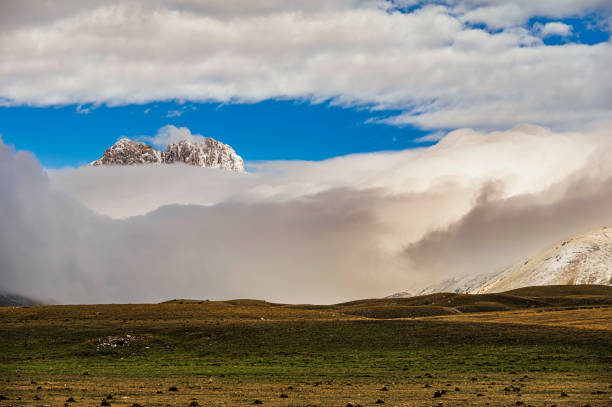 gran sasso e della laga park narodowy monti - apennines beauty in nature grass plateau zdjęcia i obrazy z banku zdjęć