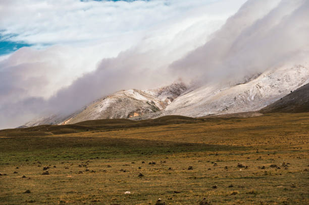 гран-сассо и монти-делла-лага национальный парк - apennines beauty in nature grass plateau стоковые фото и изображения