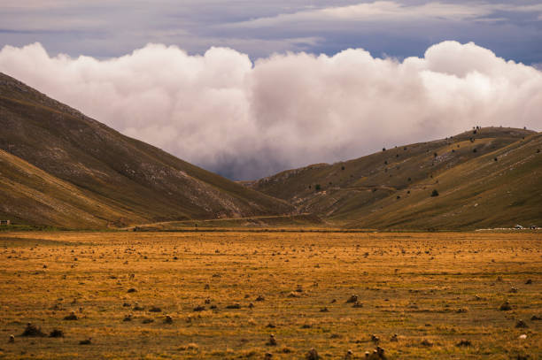 гран-сассо и монти-делла-лага национальный парк - apennines beauty in nature grass plateau стоковые фото и изображения
