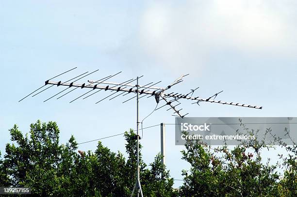 Foto de Antena De Televisão e mais fotos de stock de Antena - Equipamento de telecomunicações - Antena - Equipamento de telecomunicações, Comunicação, Fotografia - Imagem