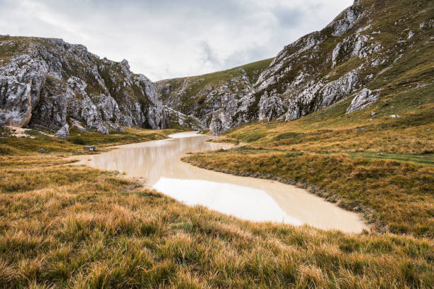 гран-сассо и монти-делла-лага национальный парк - apennines beauty in nature grass plateau стоковые фото и изображения