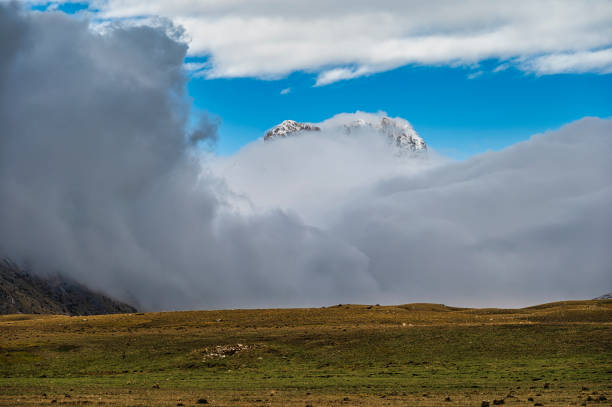 гран-сассо и монти-делла-лага национальный парк - apennines beauty in nature grass plateau стоковые фото и изображения