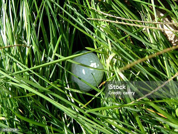 Em Bruto - Fotografias de stock e mais imagens de In the rough - expressão inglesa - In the rough - expressão inglesa, Bola de Golfe, Bola