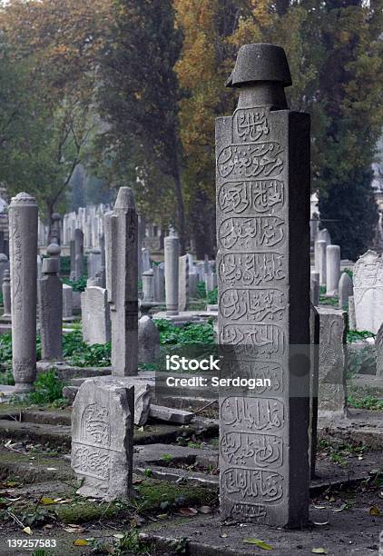 Foto de Puff Graveyard e mais fotos de stock de Cemitério - Cemitério, Dia do Julgamento Final, Envelhecido - Efeito Fotográfico