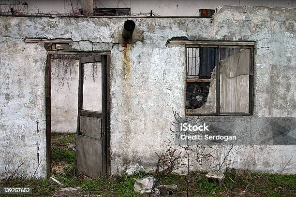 Abandonado - Fotografias de stock e mais imagens de Abandonado - Abandonado, Antigo, Arruinado