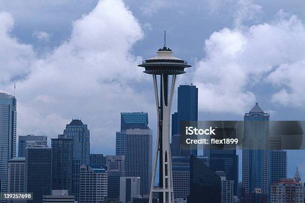 Space Needle - zdjęcia stockowe i więcej obrazów Space Needle - Space Needle, Bez ludzi, Chmura