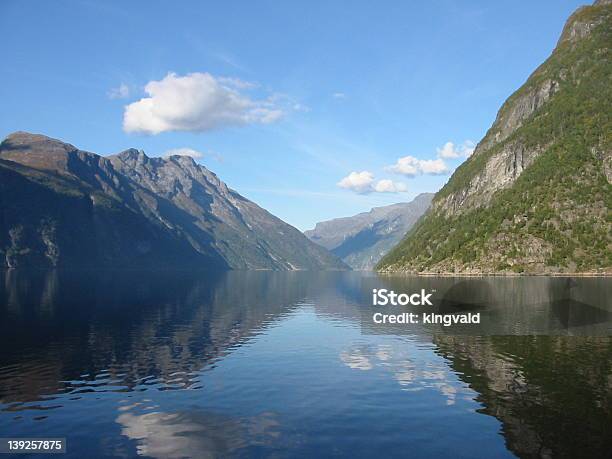 Norweska Fjord - zdjęcia stockowe i więcej obrazów Bez ludzi - Bez ludzi, Bezchmurne niebo, Chmura