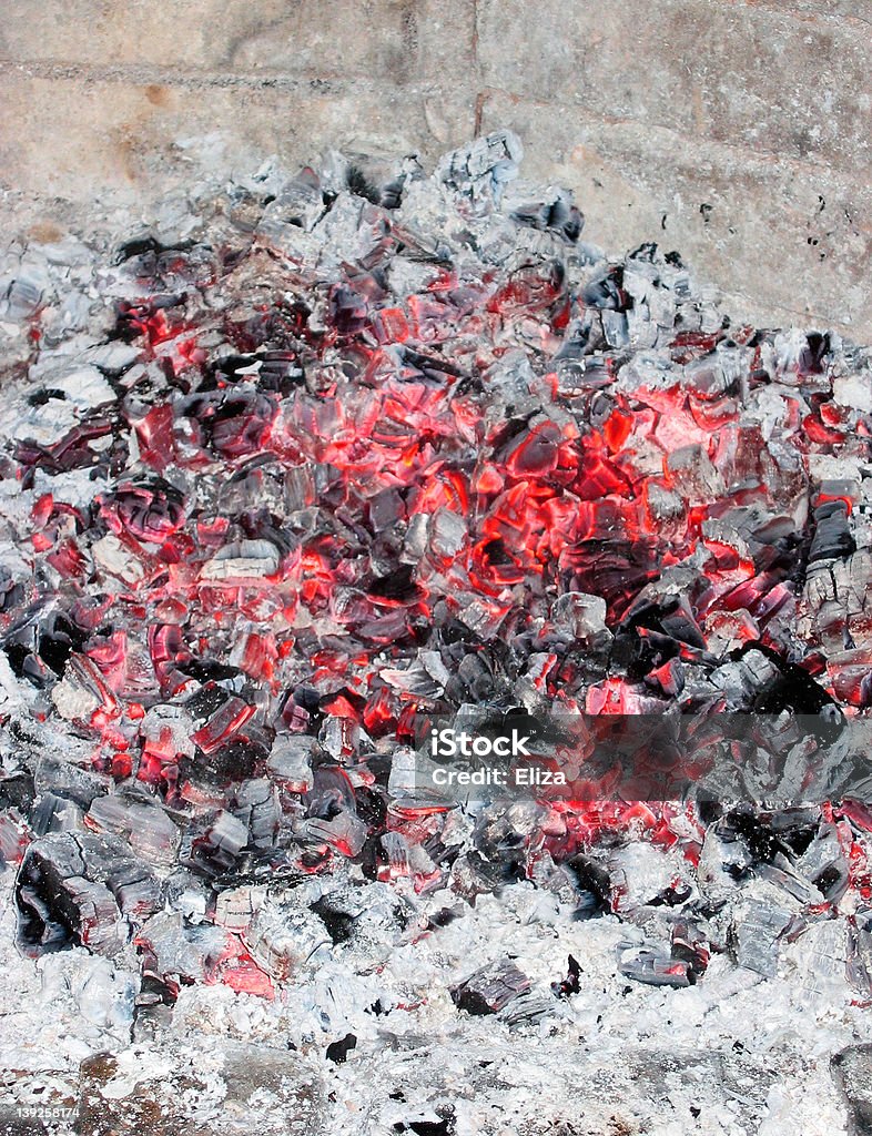 Uma lareira com calda de carvão - Foto de stock de Alívio royalty-free