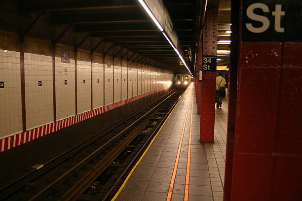 station de métro de 34th street - n train photos et images de collection