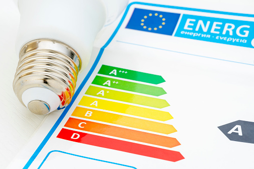 LIGHT BULB AND SCALE OF THE EUROPEAN UNION ENERGY EFFICIENCY CERTIFICATION.