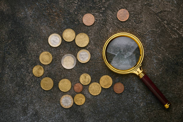 暗い背景にユーロセントと虫眼鏡 - magnification coin equipment european union currency ストックフォトと画像