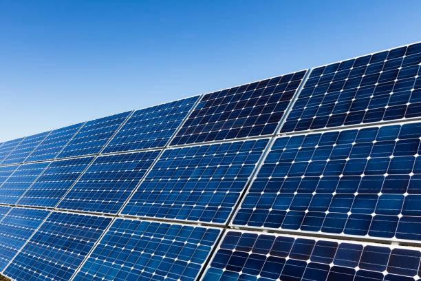 blaue solarzellen - renewable energy photography color image horizontal stock-fotos und bilder