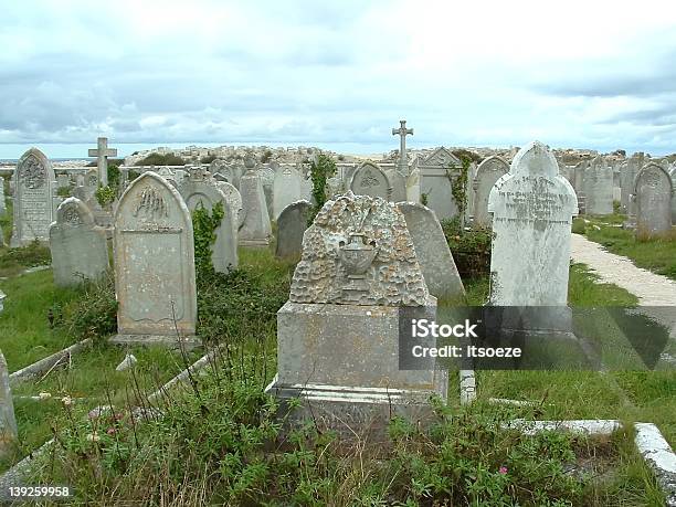 Rest In Peace - Fotografias de stock e mais imagens de Cemitério - Cemitério, Saint George's, Cena de tranquilidade