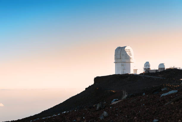 vista dell'osservatorio di haleakala in cima al monte haleakala a maui, hawaii - sunrise maui hawaii islands haleakala national park foto e immagini stock