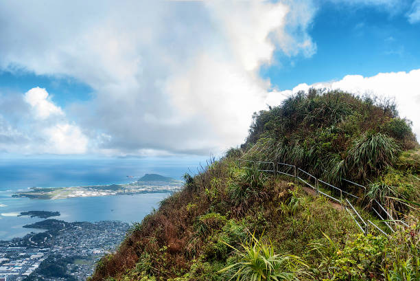 istock Ridge trail overlooking the windward side of Oahu, Hawaii 1392601577