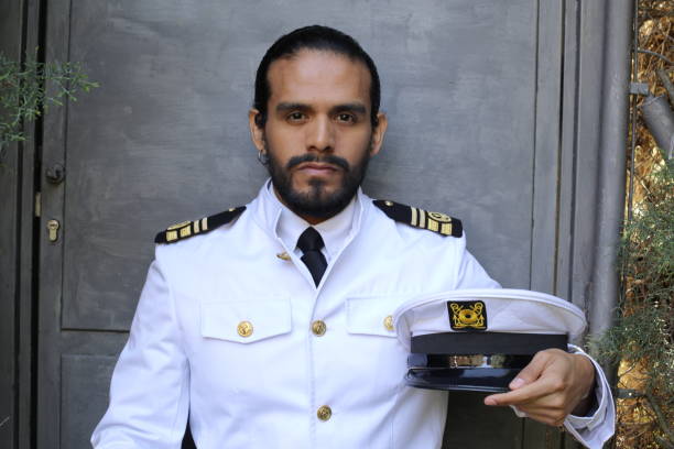capitaine de navire attrayant avec un uniforme élégant - black and white military uniform headwear one person photos et images de collection