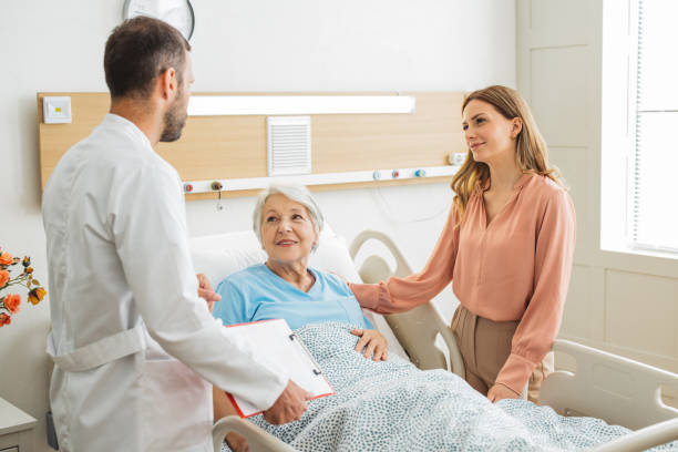 kobieta odwiedzająca matkę w szpitalu - senior adult family hospital visit zdjęcia i obrazy z banku zdjęć