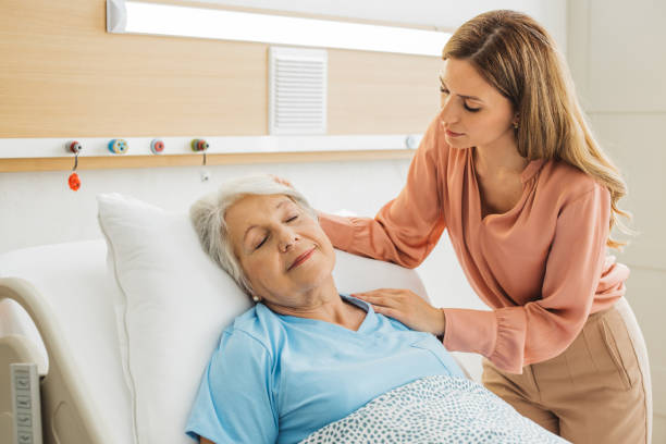 istock Woman visiting her mother at hospital 1392605511