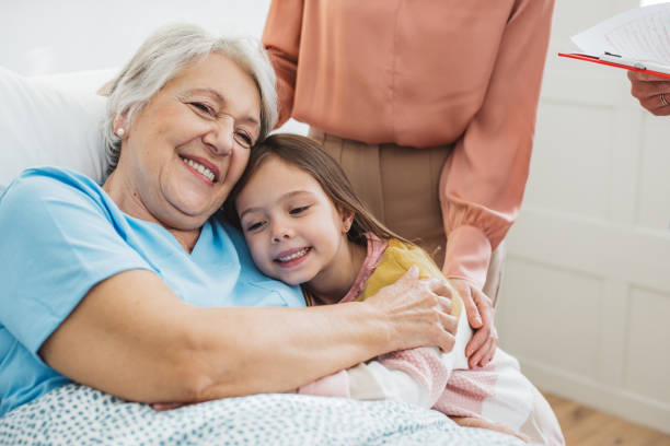 병원에서 할머니 방문 - senior adult family hospital visit 뉴스 사진 이미지