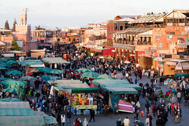 plaza djemaa el fna en marrakech al atardecer, marruecos - áfrica del norte fotografías e imágenes de stock