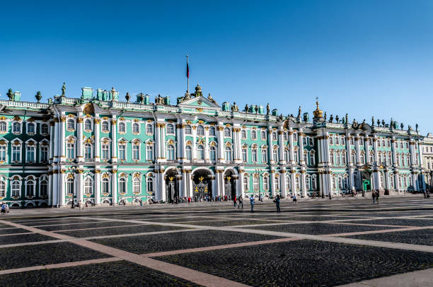러시아 상트 페테르부르크에있는 암자 박물관 입구 - winter palace 뉴스 사진 이미지