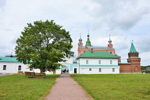 ヴォルホフ川のほとりにあるスタラヤラドガ聖ニコラス修道院 カラー画像のストックフォトや画像を多数ご用意 カラー画像, キューポラ