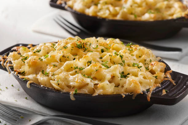 pieczony kremowy makaron i ser z rotini - macaroni cheese food staple casserole zdjęcia i obrazy z banku zdjęć