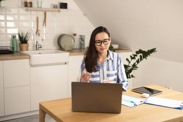 istock A psychotherapist works online 1392626298