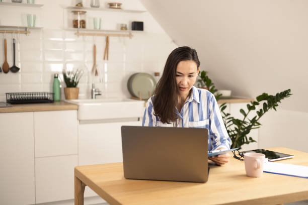 istock A psychotherapist works online 1392626304