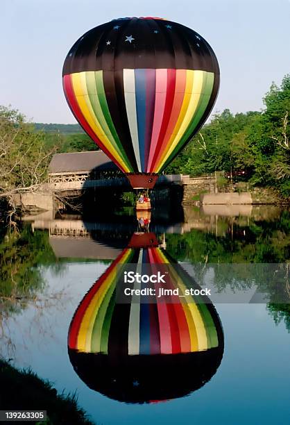 Reflexiones De Un Piloto De Globo Aerostático Foto de stock y más banco de imágenes de Globo aerostático - Globo aerostático, Puente - Estructura creada por humanos, Agua