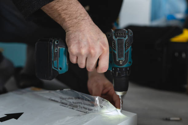 전기 무선 스크루 드라이버 드릴을 사용하여 집에서 가구를 조립하는 한 알 수없는 남자 백인 남성 diy 목수가 직장에서 손을 가까이서 복사 공간을 확보합니다. - drill repairing installing home improvement 뉴스 사진 이미지