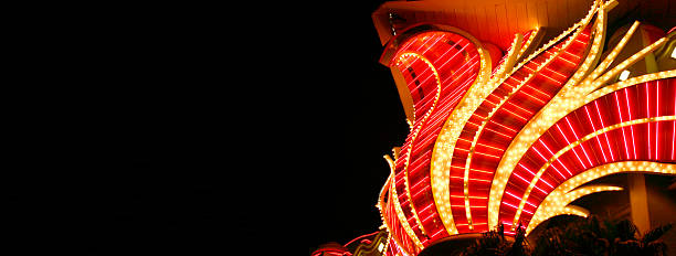 luces de neón en las vegas - las vegas metropolitan area hotel built structure tourist resort fotografías e imágenes de stock