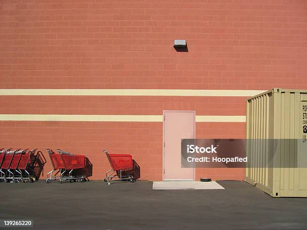 後部ドアショッピングカート - 大型ごみ収集箱のストックフォトや画像を多数ご用意 - 大型ごみ収集箱, 店, 2004年