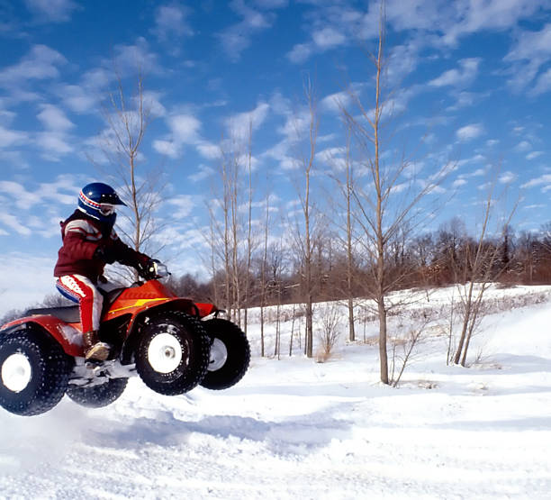 iStock foto Stock inverno Quadruplo ATV salto nella neve - foto stock