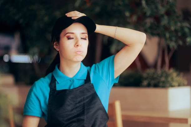 lavoratore disperato del fast-food che si sente stressato e sopraffatto - minimum wage foto e immagini stock