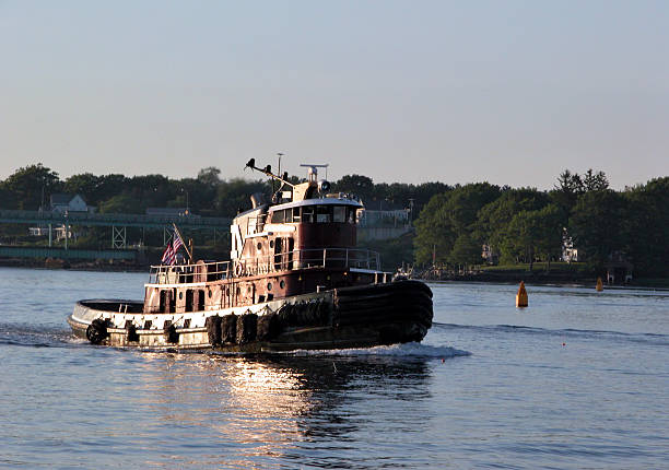 Tug en bote - foto de stock