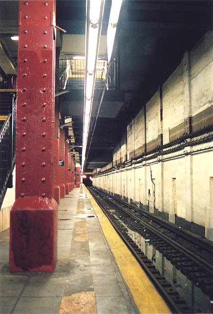 la station de métro, à new york - subway station new york state new york city fluorescent light photos et images de collection