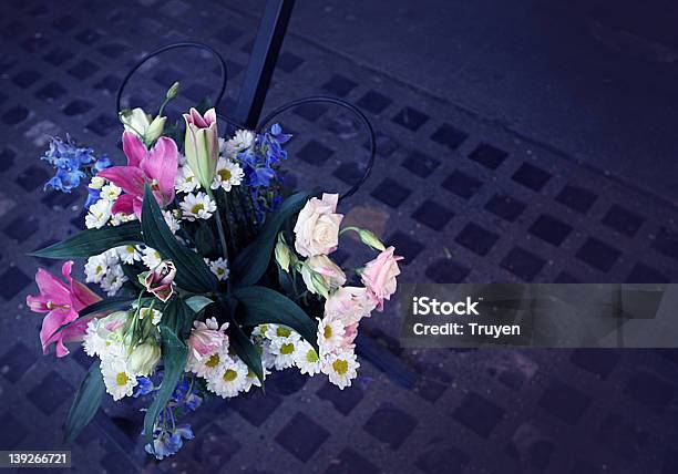 Bouquet Di Fiori - Fotografie stock e altre immagini di Amore - Amore, Bellezza, Bianco