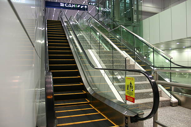 flughafen rolltreppen - floor airport marble vehicle interior stock-fotos und bilder