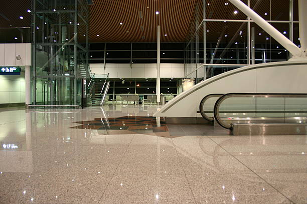 flughafen hall ausblick - floor airport marble vehicle interior stock-fotos und bilder