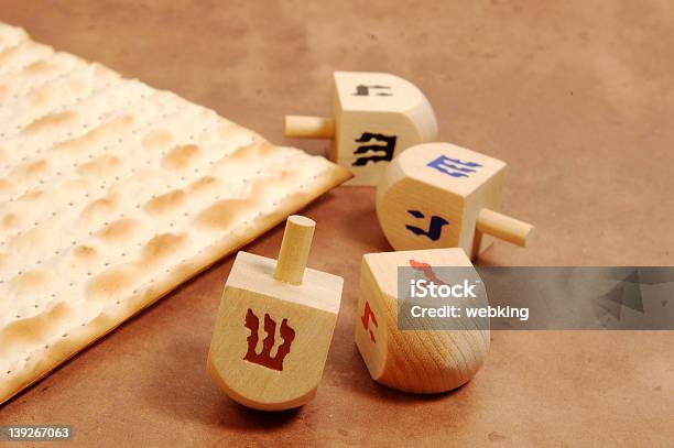 Dreidels と Matzoh - おもちゃのこまのストックフォトや画像を多数ご用意 - おもちゃのこま, お祝い, スポーツ