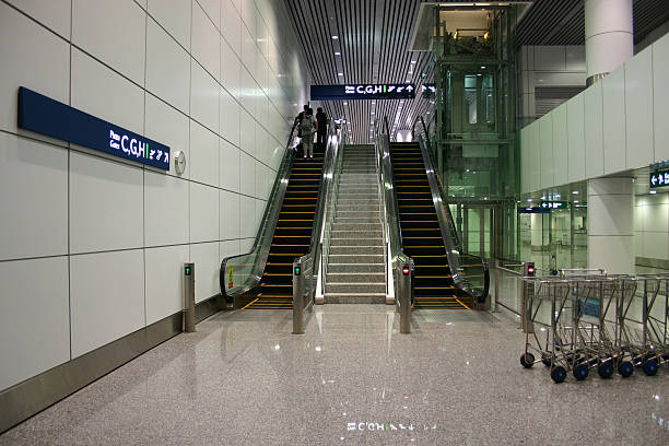 flughafen rolltreppen - floor airport marble vehicle interior stock-fotos und bilder