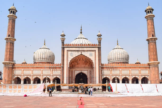 a espetacular arquitetura da mesquita da grande sexta-feira (jama masjid) em delhi durante a temporada de ramzan, a mesquita mais importante da índia, mesquita jama masjid, cidade velha de delhi 6, índia - friday mosque - fotografias e filmes do acervo