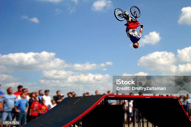 Foto de O Ar Lá Em Cima e mais fotos de stock de Ciclismo BMX - Ciclismo BMX, Ciclismo, Proeza acrobática