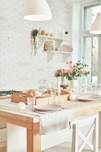 cozinha branca no estilo loft interior. decoração da cozinha do dia dos namorados. utensílios de cozinha e prateleiras. - 3149 - fotografias e filmes do acervo