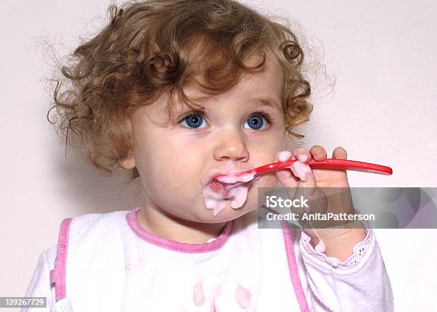 Foto de Comida De Bebê e mais fotos de stock de Canhoto - Canhoto, Criança, 12-17 meses