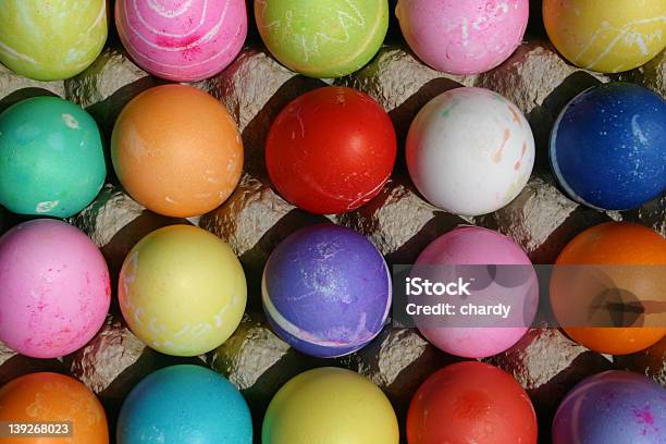 Uova Di Pasqua Colorate - Fotografie stock e altre immagini di Blu - Blu, Colore descrittivo, Composizione orizzontale