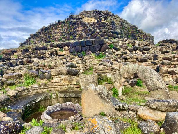 italia - sardegna- baurumini- nuraghe - nuragic foto e immagini stock