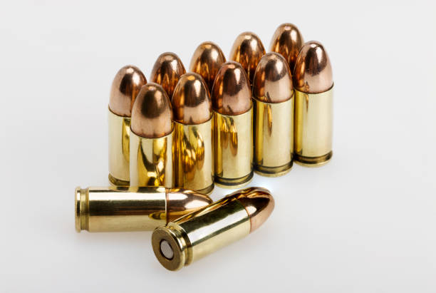 9 mm. pociski pistoletowe, amunicja z pełnym metalowym płaszczem na białym tle - full metal jacket zdjęcia i obrazy z banku zdjęć